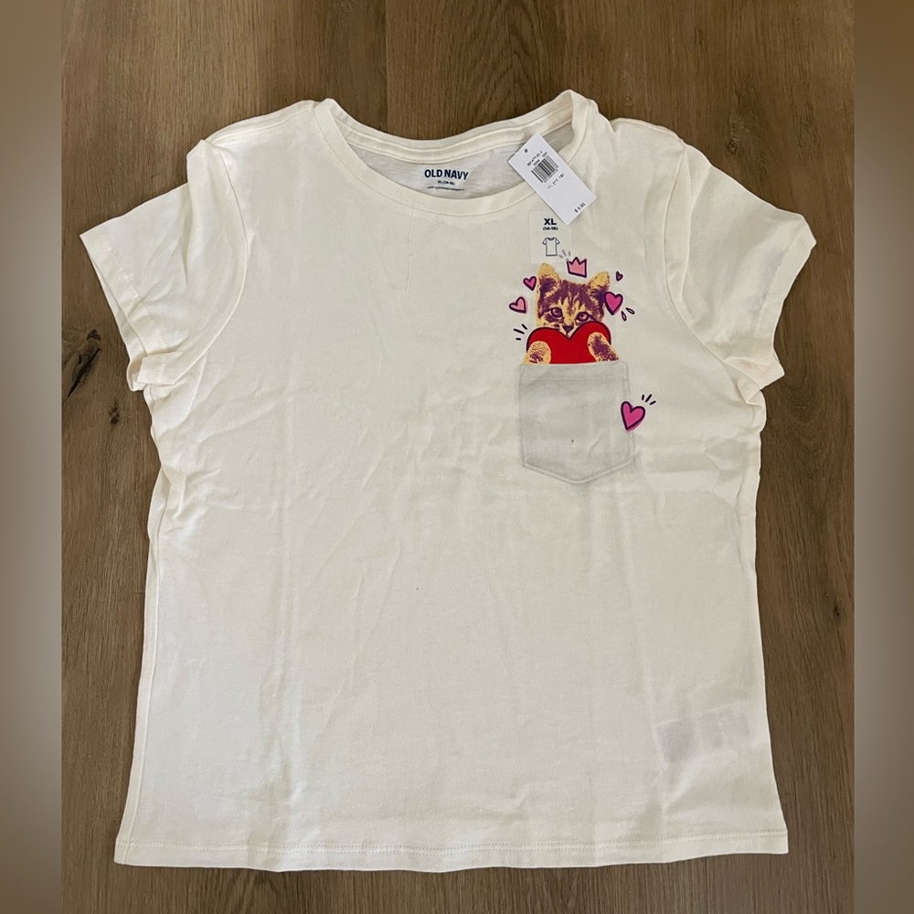 NWT Girls cream colored top with a cat and hearts (XL)‎